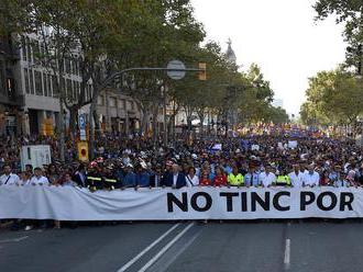 FOTO Zdrvená Barcelona dnes žila pochodom proti terorizmu: Zúčastnili sa ho moslimovia aj kráľ!