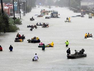Pobrežie USA sužuje neprestávajúci dážď: Hurikán Harvey prinútil meteorológov zmeniť mapy!