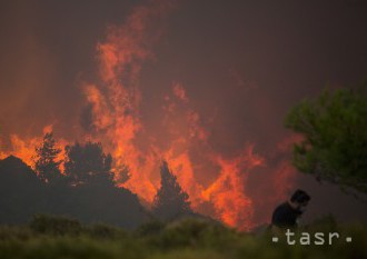 Lesný požiar vyčíňa severne od Atén už tretí deň
