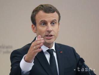 Macron obvinil fotografa z obťažovania na dovolenke
