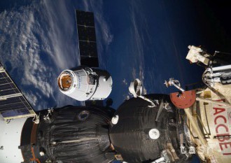 Nákladná loď Dragon sa spojila s ISS, astronautom doviezla aj zmrzlinu
