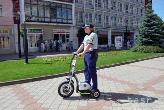 Trebišovskí mestskí policajti hliadkujú v uliciach už aj na bicykloch