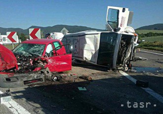 Cesta pri Trenčíne je uzavretá, pri havárii sa tu zranili tri osoby