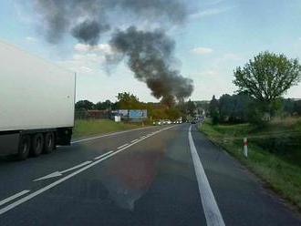 Hasiči ze dvou jednotek likvidovali požár nákladního vozu v Hrušové