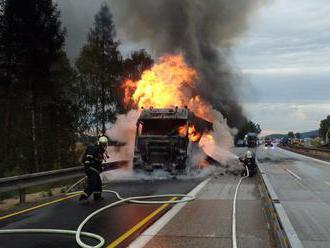 Dálnici D1 uzavřel na 36. kilometru požár kamionu, plameny ho pohltily celý a vytékala hořící nafta