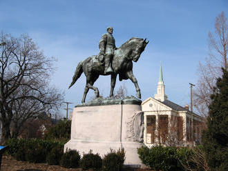 Jižanský generál Robert E. Lee mizí z podstavců