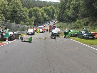 Hromadná nehoda deseti aut na Nürburgringu. Kvůli maličkosti