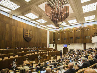 Poslanci sú v bezpečí, Danko vymenil luster v parlamente za 25-tisíc