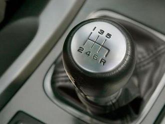 Toyota chce zlepšiť manuálnu prevodovku. Zabráni zlému radeniu