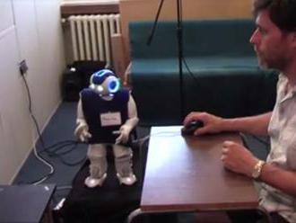 Slovenskí vedci testujú roboty, ktoré radia pri kartových hrách