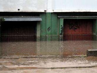Silné dažde môžu spôsobiť škody, týmto okresom hrozia povodne