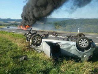 Vodič zahynul po zrážke s kamiónom, naložený stroj zhorel do tla
