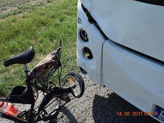 FOTO Tragédia pri Trnave: Vodič viezol v autobuse ľudí do práce, cyklistu   nezbadal