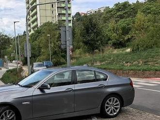 FOTO Parkovanie na chrapúňa: Bezohľadný vodič z Bratislavy sa svojím počinom vyznamenal