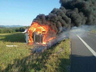 Hororové FOTO z tragickej zrážky na strednom Slovensku: Jedna mŕtva, kamión v plameňoch