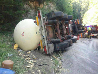 Prevrátená cisterna v okrese Turčianske Teplice: Vodiča museli vyslobodzovať, cesta neprejazdná