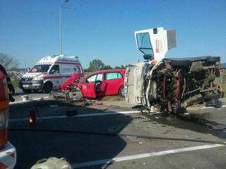 Dopravná nehoda pri Trenčíne: FOTO Zrazili sa dodávka, osobné vozidlo a nákladiak, cesta uzavretá