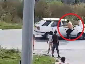 VIDEO Rana z ničoho nič: Chlapca na východe Slovenska uprostred cesty nabralo auto