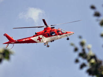 Na lesného robotníka spadol strom, vrtuľníkom ho previezli do nemocnice