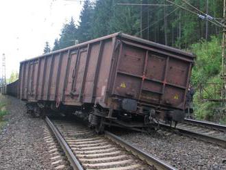 Nákladný vlak sa zrazil s kamiónom, príčinu nehody vyšetrujú