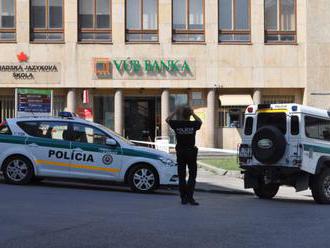 Policajti prehľadávajú pobočky VÚB banky, anonym nahlásil bombu