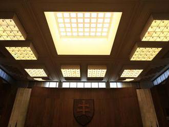 Video: V parlamente vymenili ceremoniálny luster, nové osvetlenie stálo takmer 25-tisíc eur