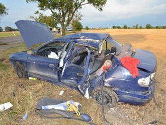 Len 19-ročný vodič zahynul pri dopravnej nehode, s autom narazil do stromu