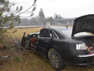 Mladý vodič Audi nezvládol zákrutu, dostal šmyk a narazil do stromu