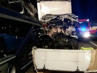 Nákladné auto vrazilo do Mercedesu, pri nočnej nehode na diaľnici D2 zahynul jeden vodič