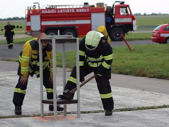 U 24. základny dopravního letectva Praha-Kbely proběhla armádní soutěž Toughest Firefighter Alive