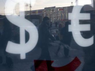 Koruna posílila k euru a ztrácela na dolar, burza přerušila pokles
