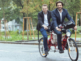 Ministri prišli na vládu netradične - na tandemovom bicykli či elektromobile