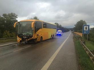 PRÁVE TERAZ Tragédia na juhu Slovenska: Zrážka auta s autobusom, neprežili štyria ľudia!