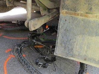 FOTO Tragická nehoda v Bytči:  Tibor   na bicykli vletel pod kolesá kamiónu