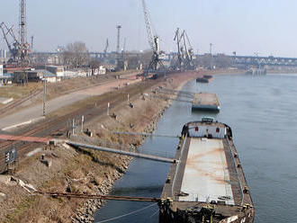 Z bulharskej nákladnej lode vypadol do Dunaja natierač: Pátrajú po ňom všetky zložky