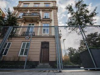 Bratislavskí poslanci neschválili nájom pozemkov pred ambasádou USA, plot napriek tomu nezmizne