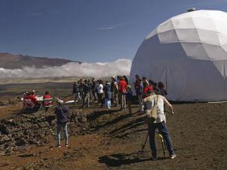 Skončila sa simulovaná misia na Mars, šesť ľudí po ôsmich mesiacoch opustilo pokusné zariadenie
