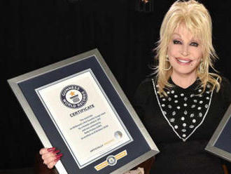 Dolly Parton byla zapsána do Guinessovy knihy rekordů. A hned dvakrát
