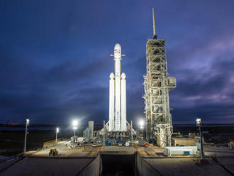 Falcon Heavy má dnes uskutočniť skúšobný zážih