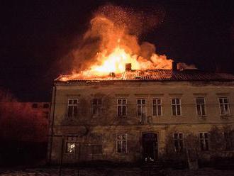 Obydlený dům ve Šluknově zachvátily plameny, 30 lidí bylo evakuováno