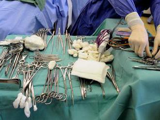 ZVLÁŠTNY ZÁKROK: Chirurg vypaľoval do pečení pacientov iniciály