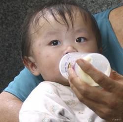 Dojčenské mlieko firmy Lactalis sťahujú už z 83 krajín