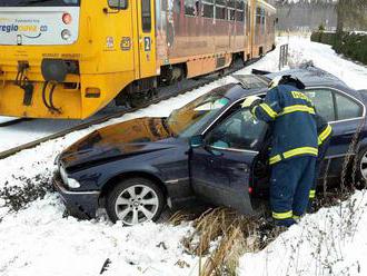 Na železničním přejezdu v Krouně se střetl automobil s osobním vlakem