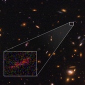 NASA pořídila díky gravitační čočce kvalitní snímek dosud nejstarší galaxie