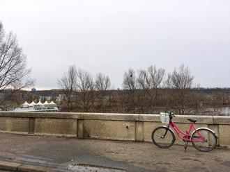 Jak se dostat přes pražský Libeňský most? Uzavírku můžete překonat na sdíleném kole