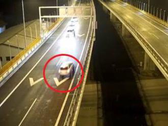 Video: Po diaľnici D3 uháňalo auto v protismere, Kysučanovi namerali skoro 2,5 promile
