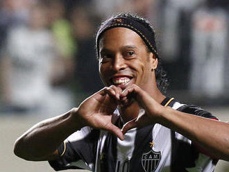 Nezabudnutené góly, prihrávky i žuvačková finta. Ronaldinho ukončil kariéru