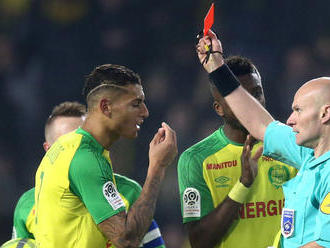 Absurdita v Ligue 1. Rozhodca vylúčil hráča, ktorý ho neúmyselne podkopol