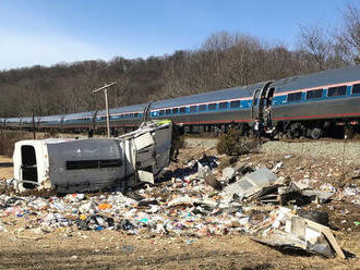 Vlak vezúci kongresmanov sa v USA zrazil so smetiarskym autom, hlásia jednu obeť