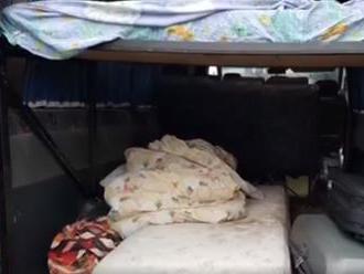 VIDEO Colníci zastavili vozidlo, neverili vlastným očiam: V aute bolo 19 migrantov